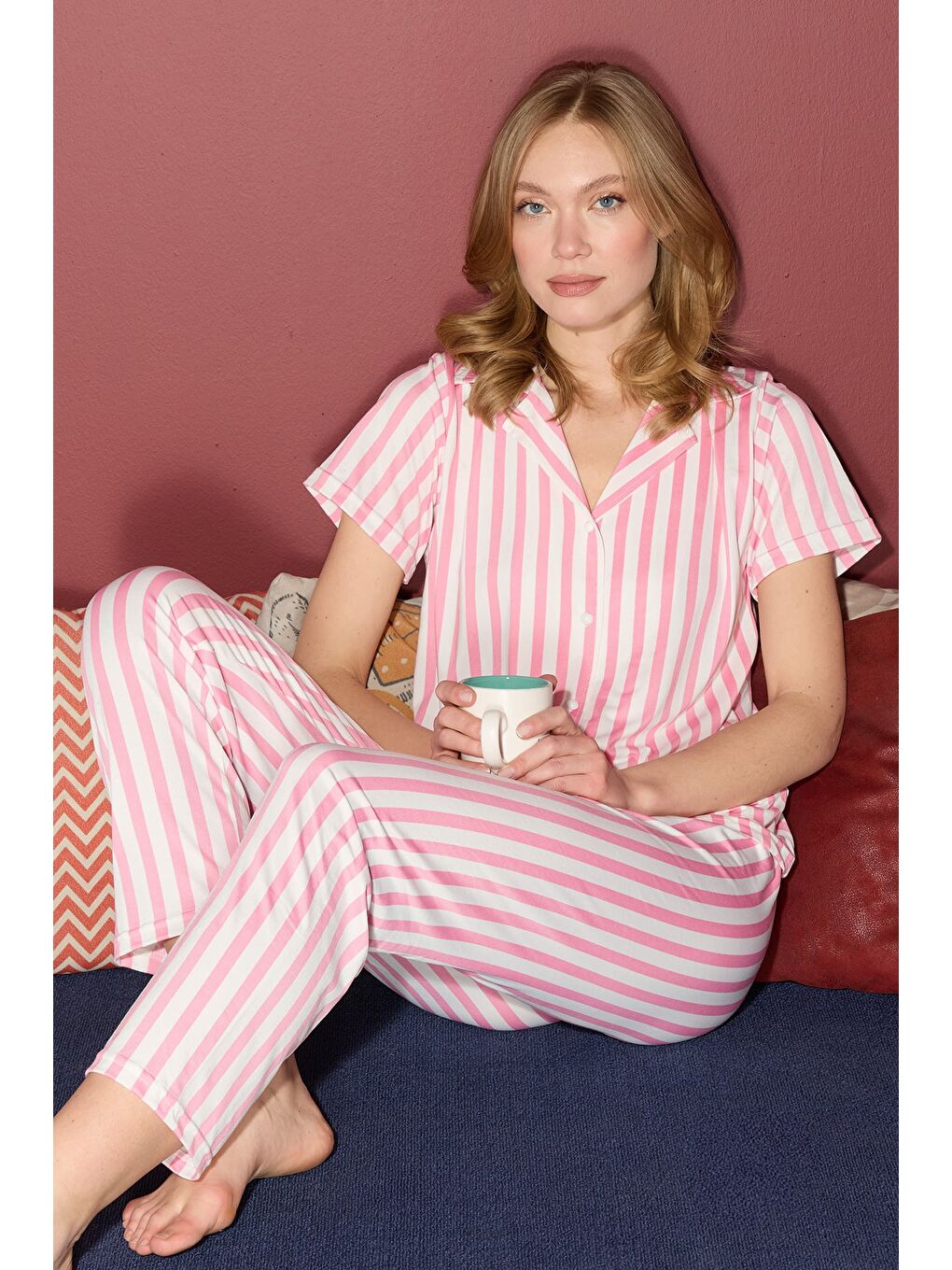 Pembe Yaprak Desenli Gömlek Yaka Düğmeli Pijama Takımı