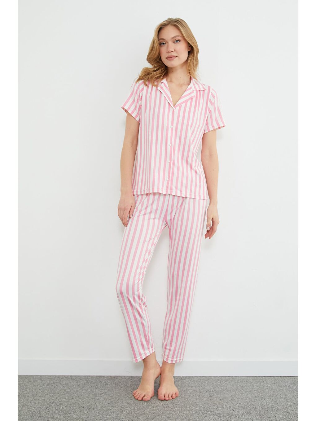 Pembe Yaprak Desenli Gömlek Yaka Düğmeli Pijama Takımı-3