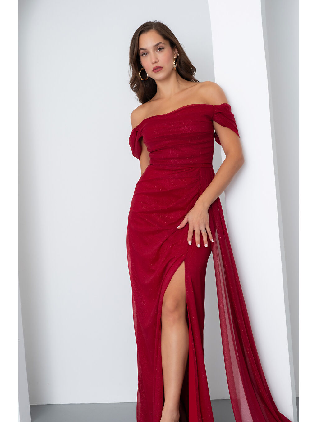 Kadın Bordo Kayık Yaka Drapeli Yırtmaçlı Uzun Simli Abiye Elbise-2