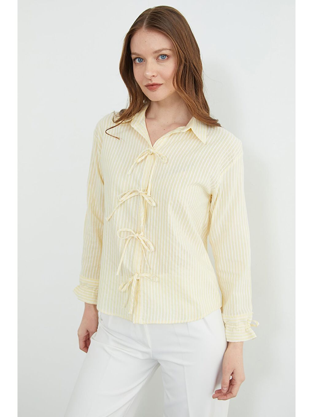 Sarı Çizgili Önü Ve Kolları Bağlama Detaylı Gömlek