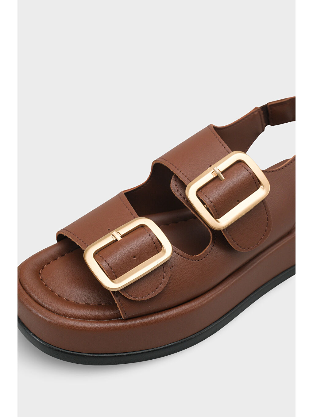 Kahverengi Denice Dolgu Topuklu Çift Bantlı Tokalı Kadın Sandalet-2