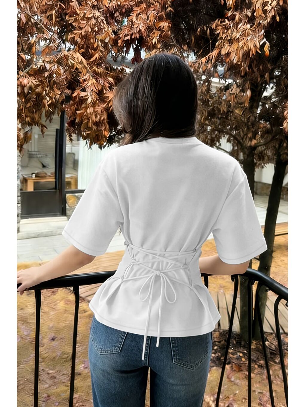 Beyaz Kadın Bağcıklı Basic Tişört – Belden Oturtmalı ve Modern Tasarım-1