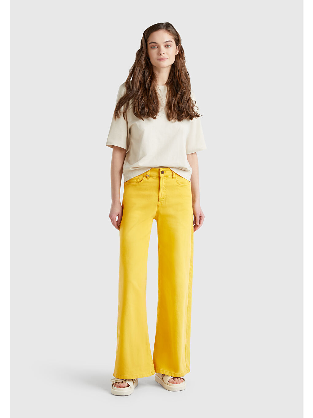 Kadın Sarı Streç Pamuklu Arkası Logo Etiketli Bol Kesim Pantolon-4