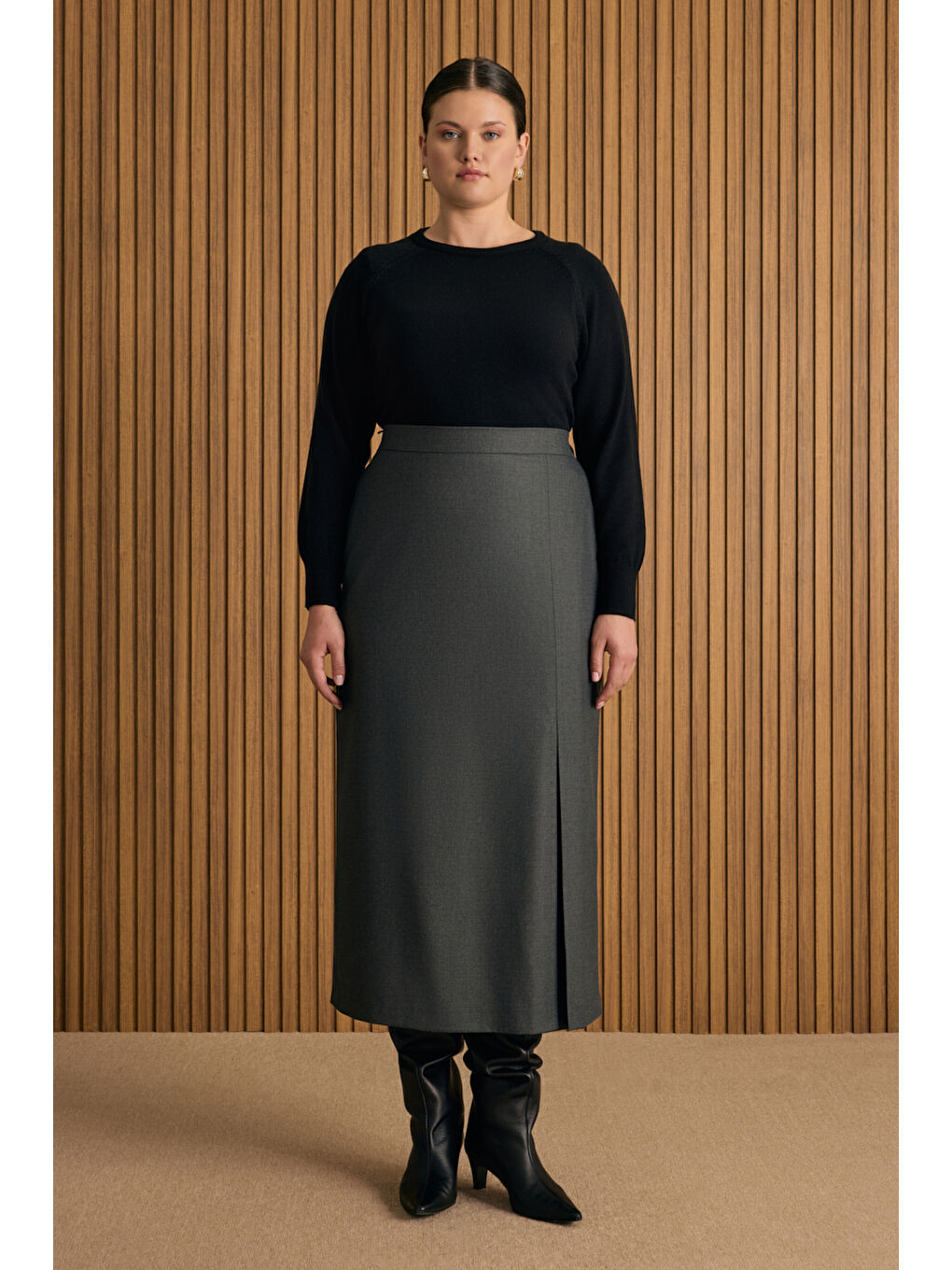 Siyah Önü Pilikaşe Yırtmaç Detaylı Etek