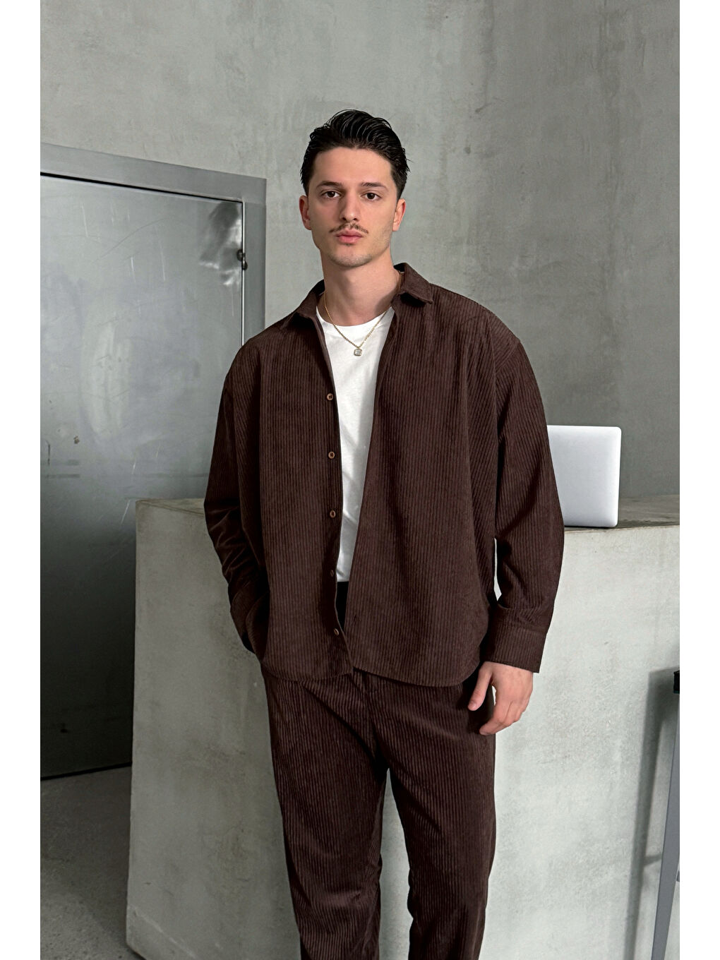 Kahverengi Erkek Oversize Kesim Kadife Gömlek-3