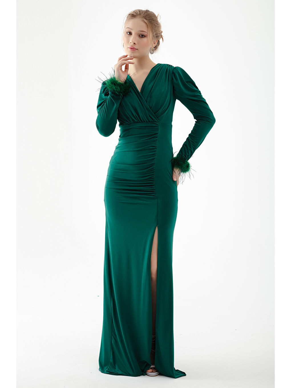 Kadın Zümrüt Yeşili Kruvaze Yakalı Kolları Tüylü Yırtmaçlı Abiye-1