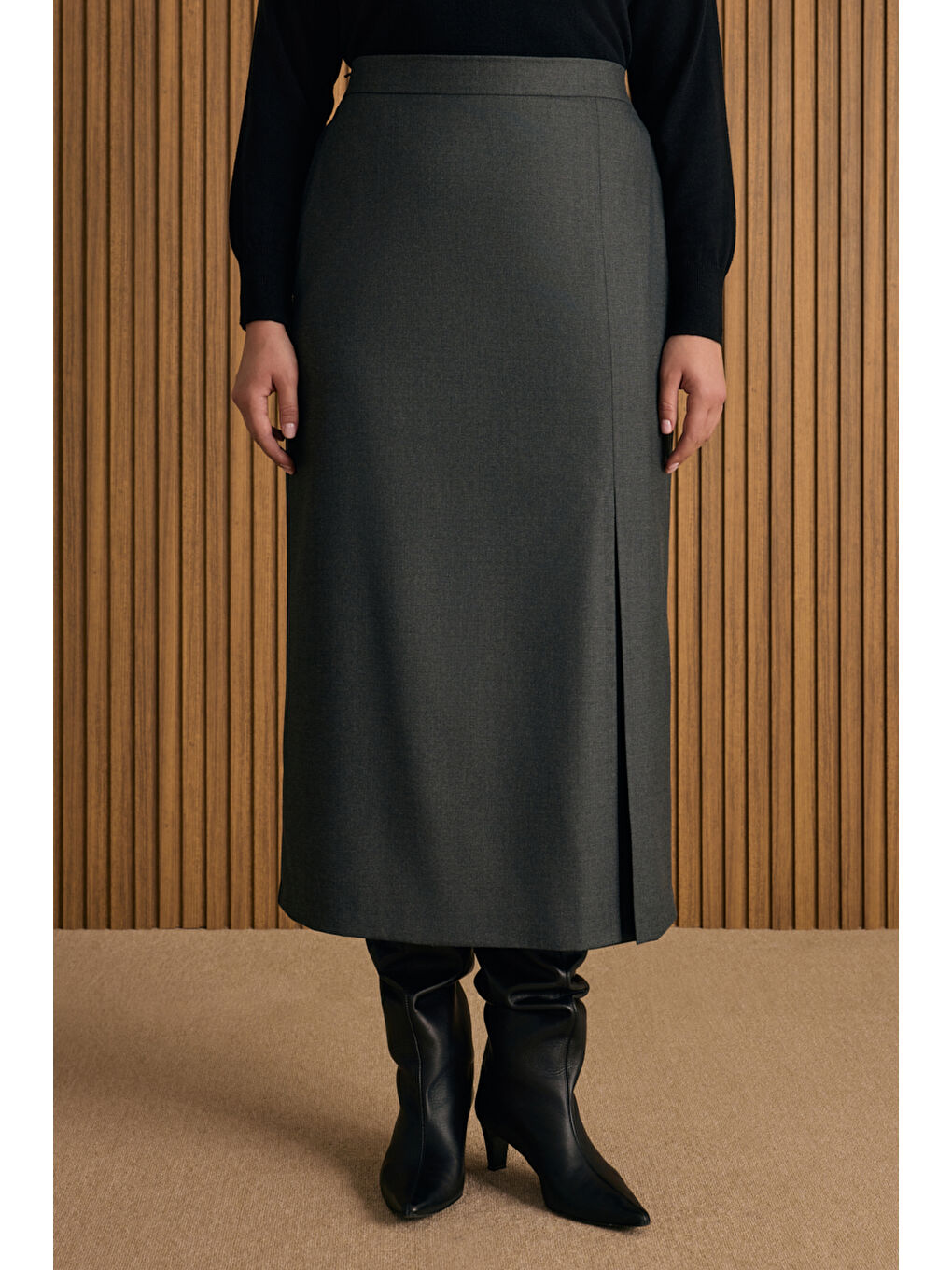 Siyah Önü Pilikaşe Yırtmaç Detaylı Etek-1