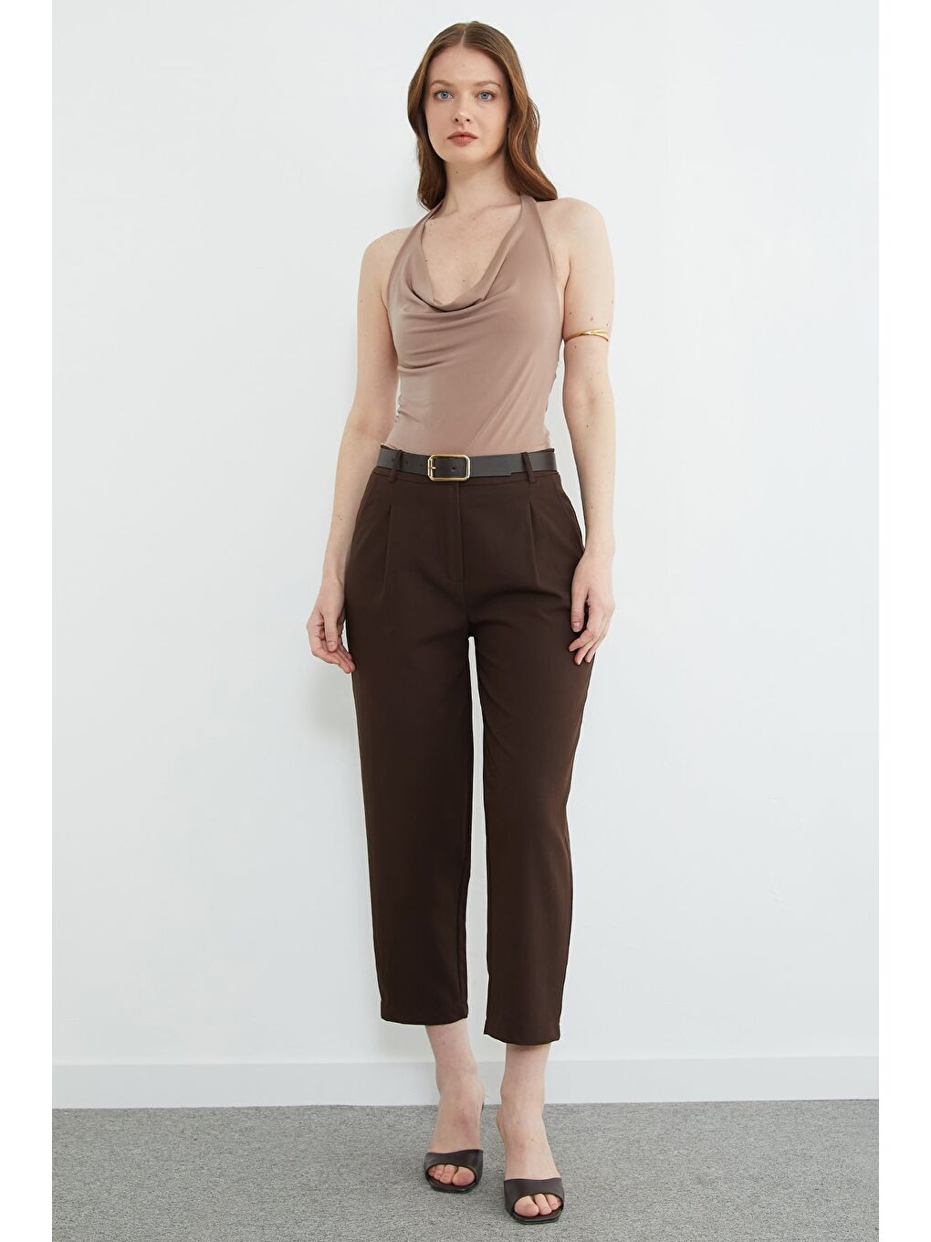 Kahverengi Kemer Detaylı Pileli Cepli Pantolon