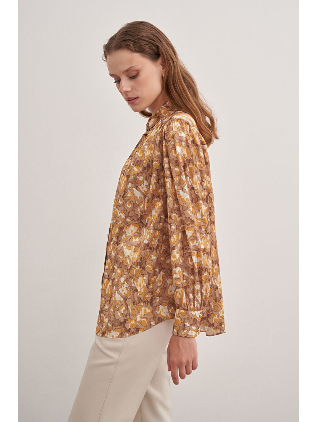 Kahverengi 2232111 Yakası Düğmeli Baskılı Bluz-4