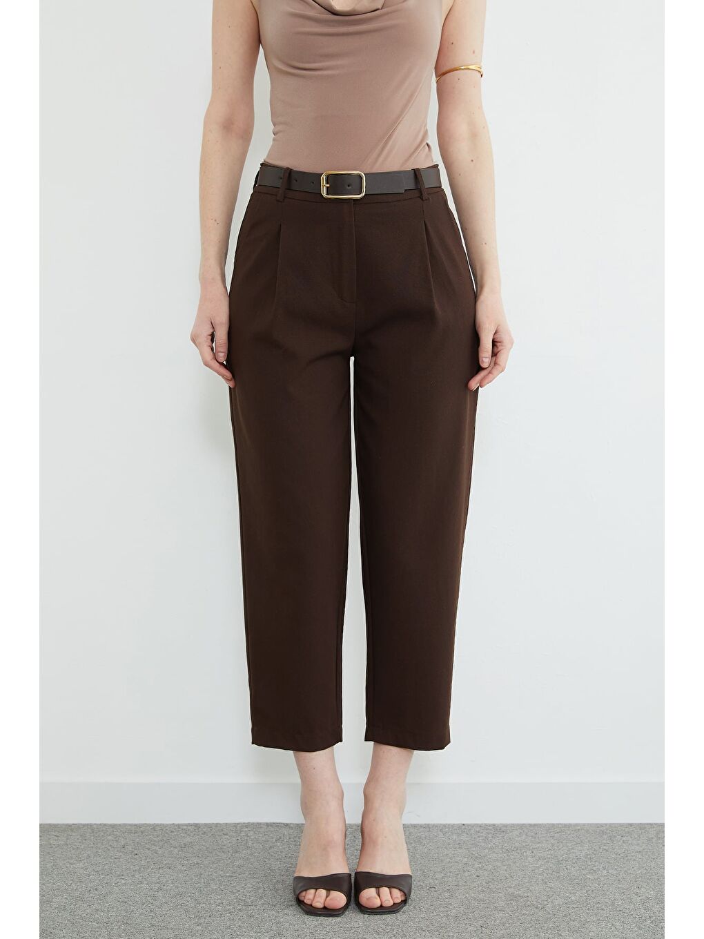 Kahverengi Kemer Detaylı Pileli Cepli Pantolon-1
