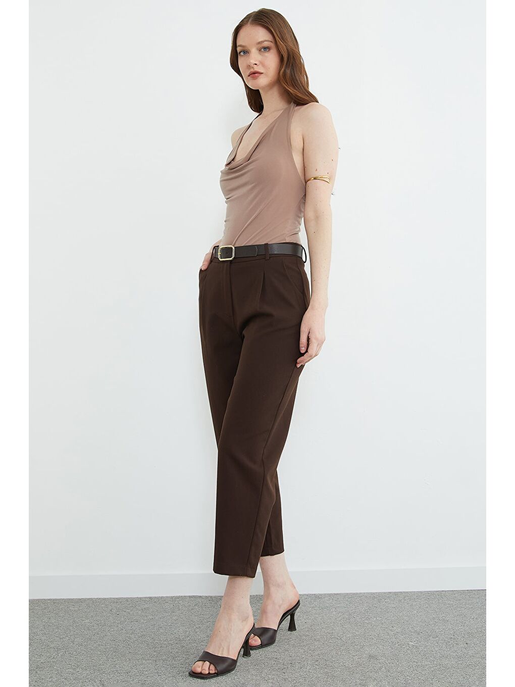Kahverengi Kemer Detaylı Pileli Cepli Pantolon-2