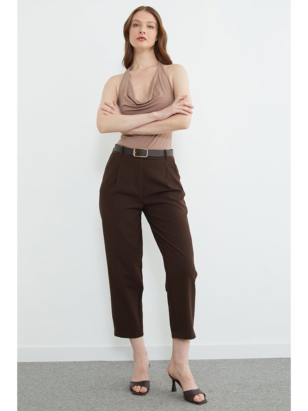 Kahverengi Kemer Detaylı Pileli Cepli Pantolon-3