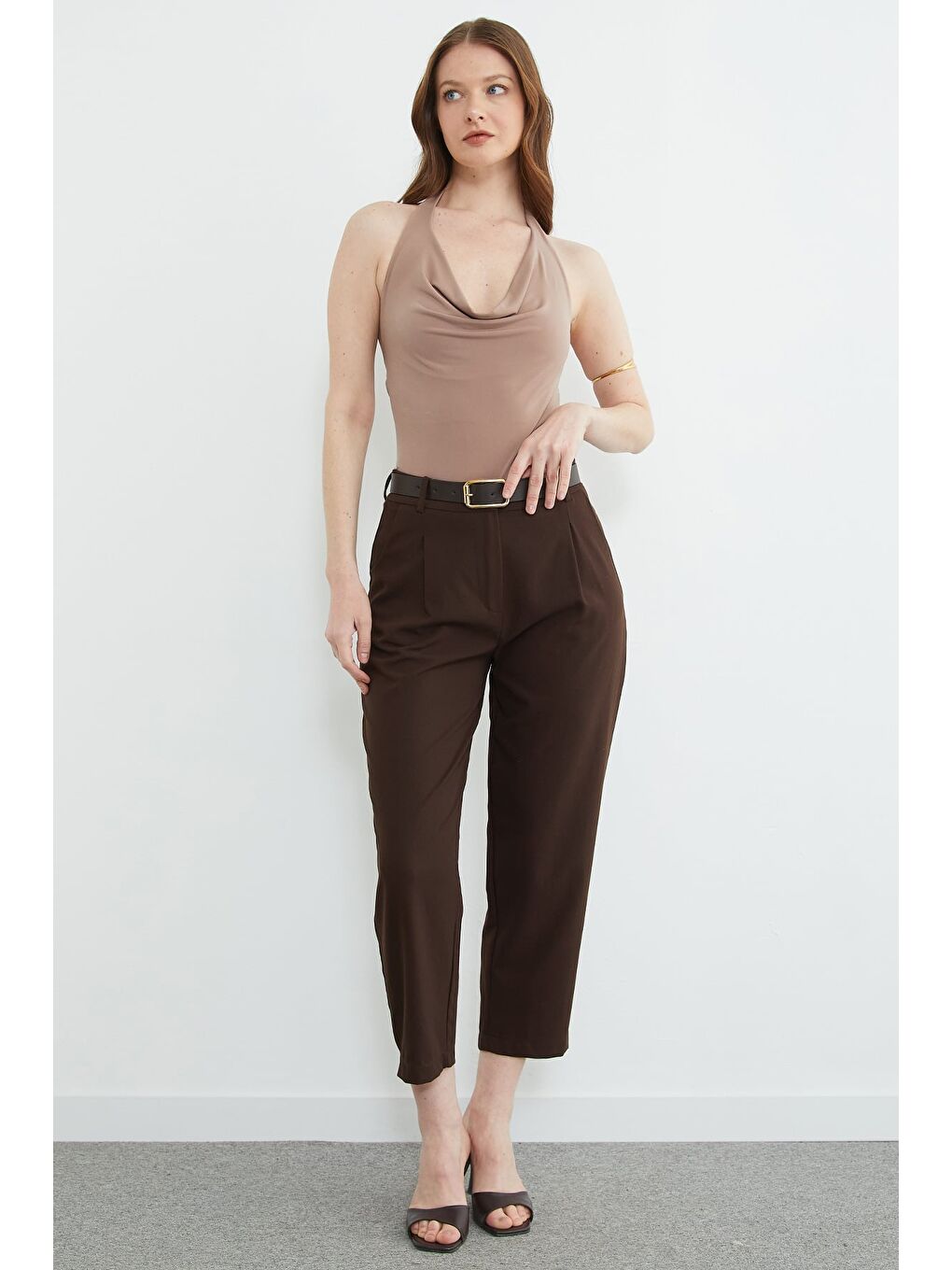 Kahverengi Kemer Detaylı Pileli Cepli Pantolon-4