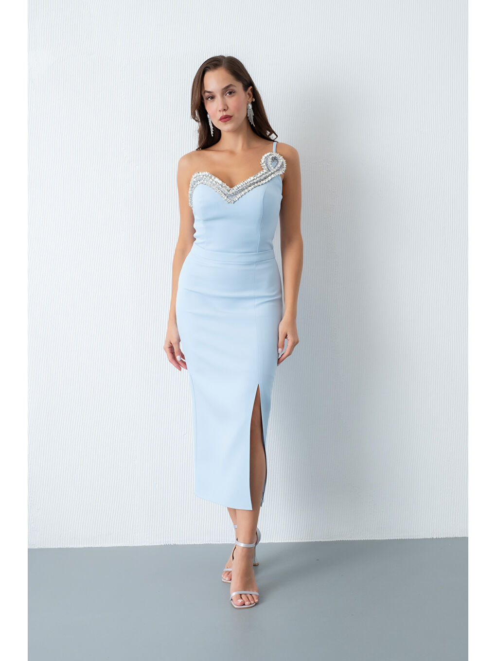 Kadın Bebe Mavi Sırt Dekolteli Taşlı Midi Abiye Elbise
