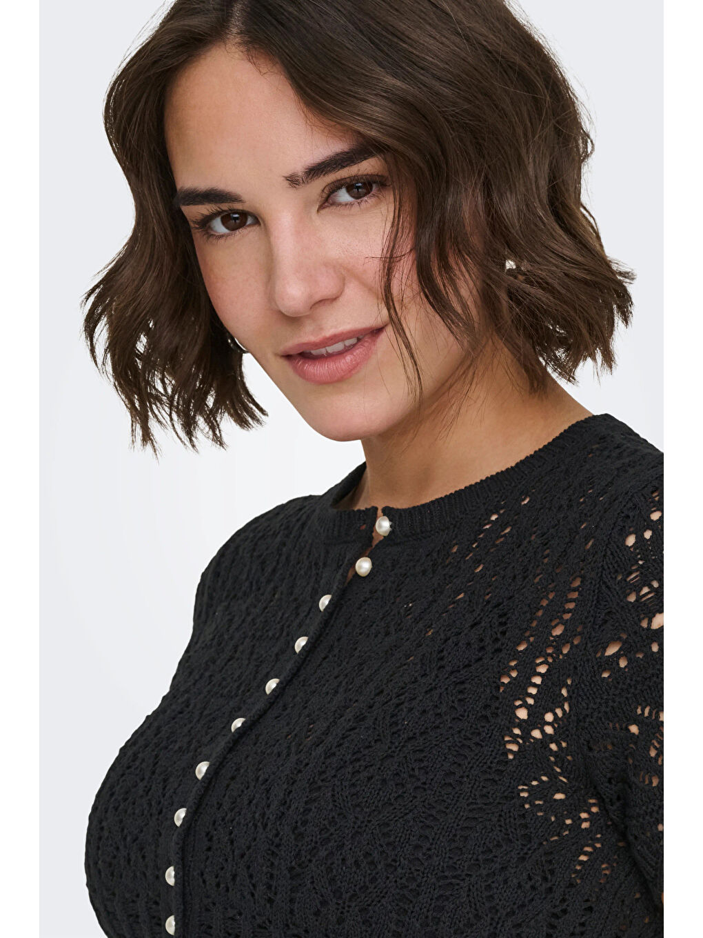 Siyah Onlelke Pamuklu Cropped Fit İnci Süslemeli Bisiklet Yaka Kadın Triko 15363050-4