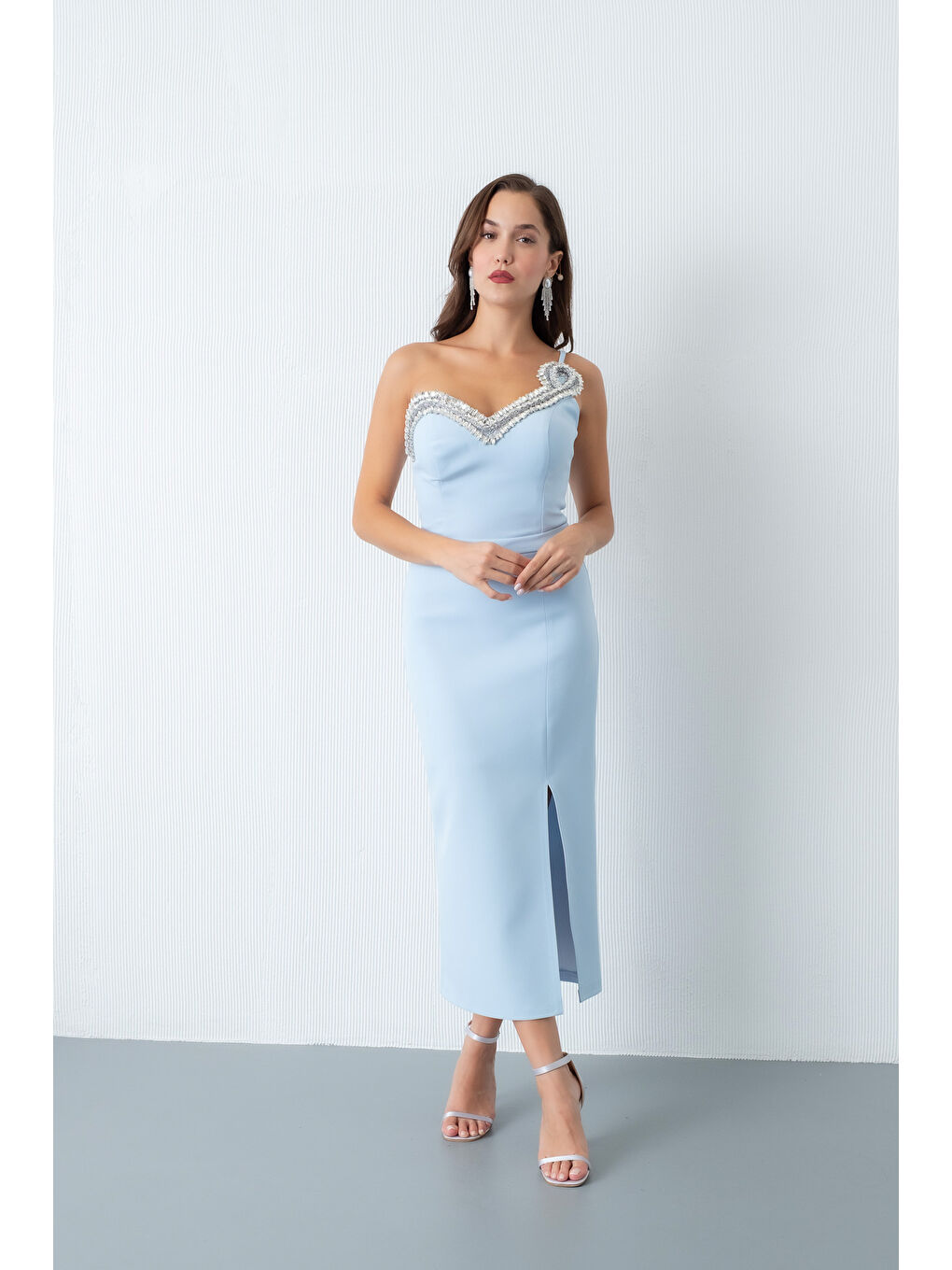 Kadın Bebe Mavi Sırt Dekolteli Taşlı Midi Abiye Elbise-1
