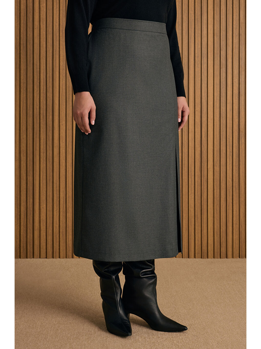 Siyah Önü Pilikaşe Yırtmaç Detaylı Etek-2