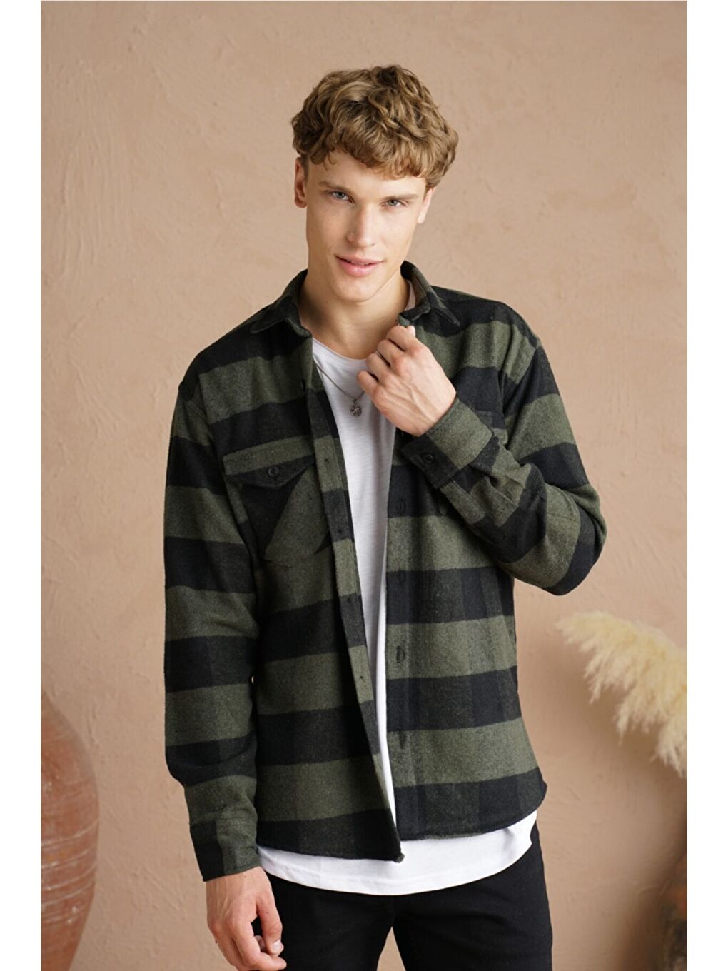 Tarz Cool Haki Erkek Slim Fit Düğmeli Yaka Çift Cepli Oduncu Ekose Gömlek