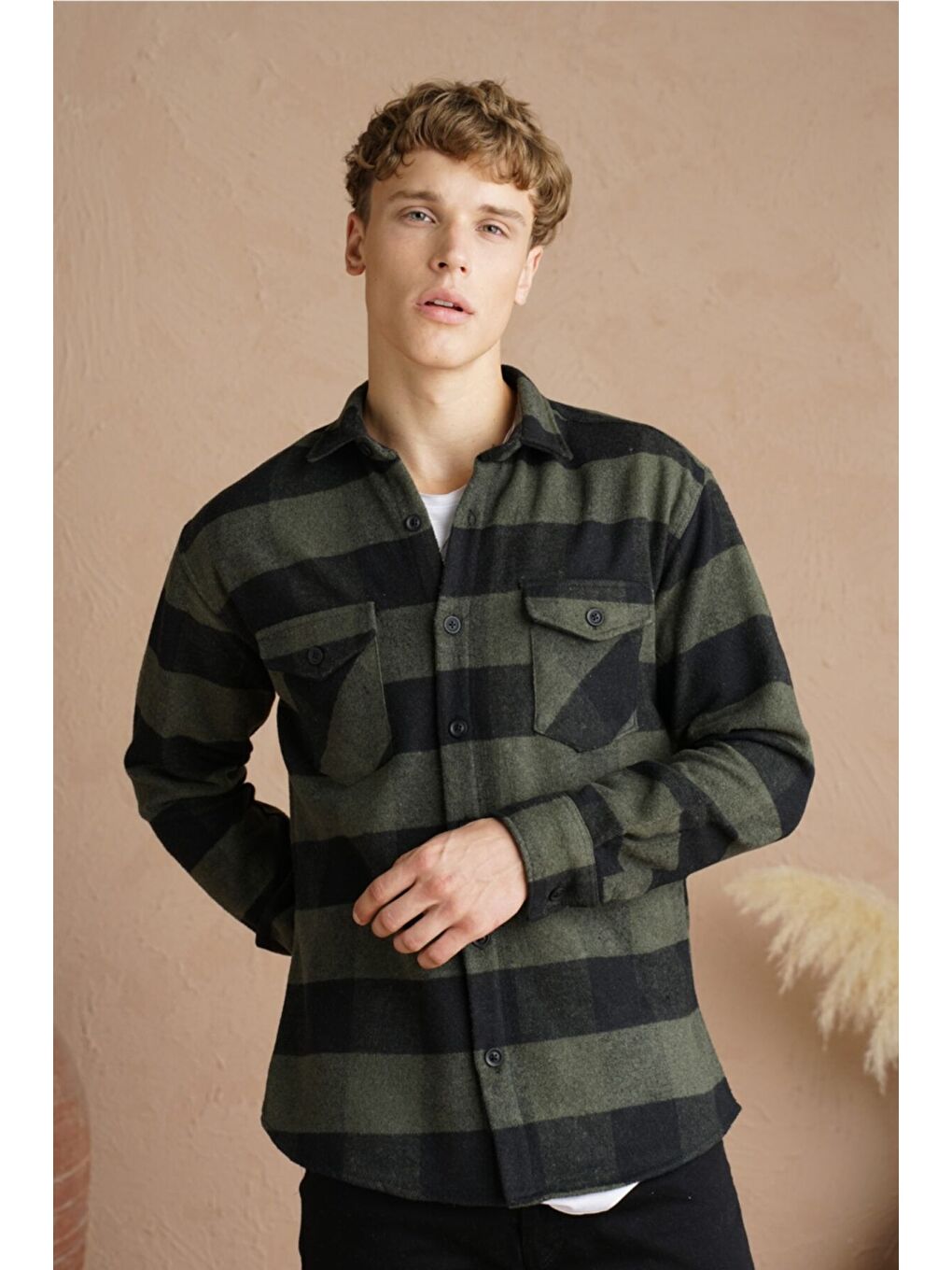 Tarz Cool Haki Erkek Slim Fit Düğmeli Yaka Çift Cepli Oduncu Ekose Gömlek - 1