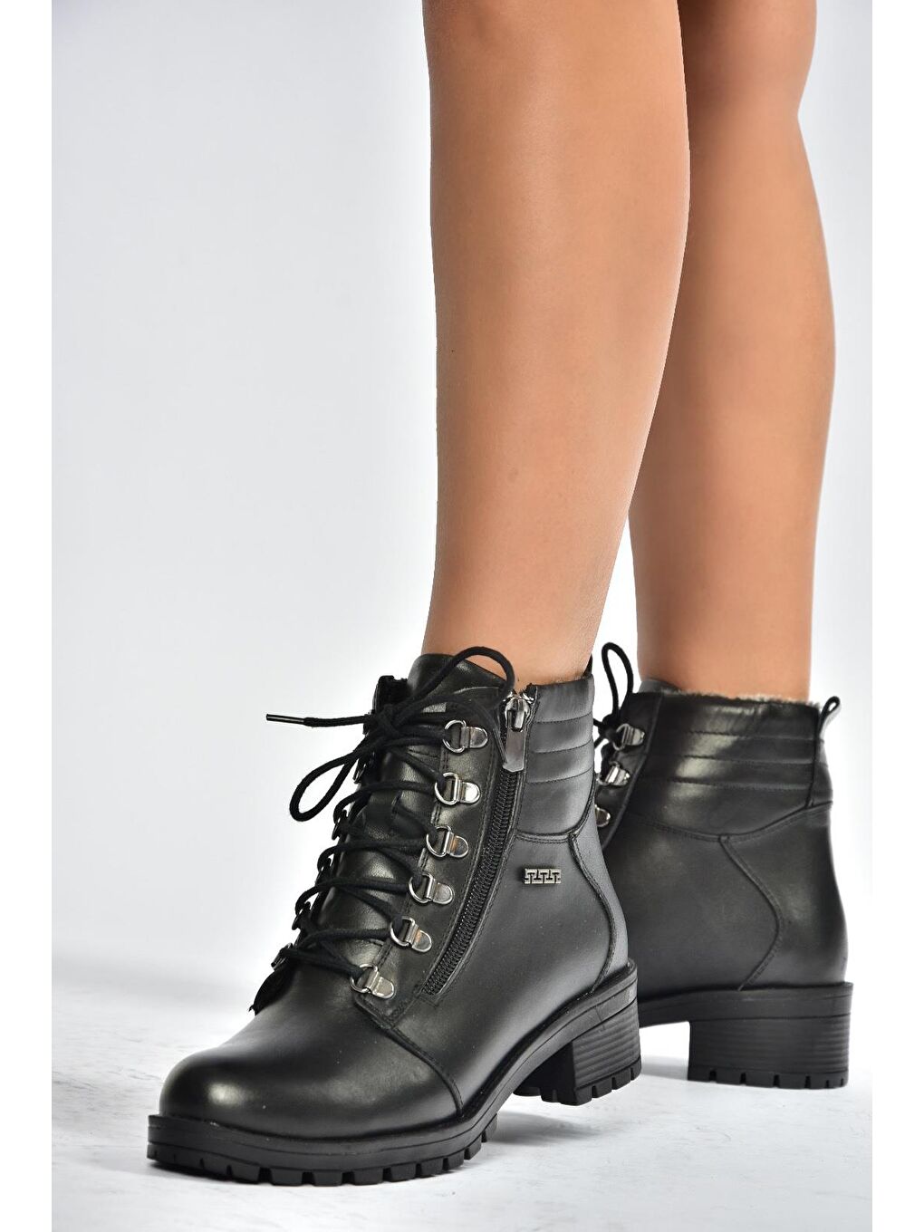 Siyah Kadın Bot V555085503-2