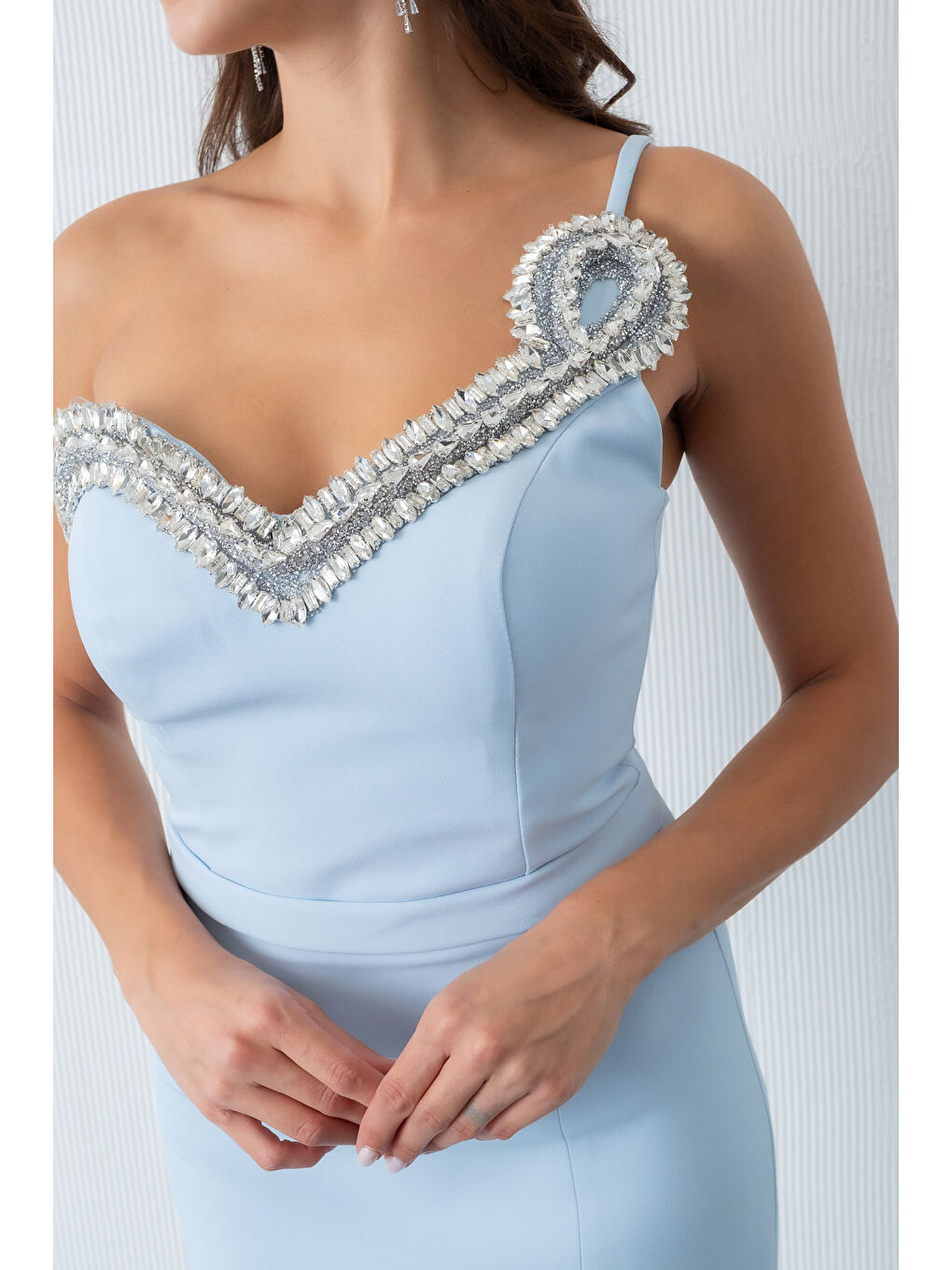 Kadın Bebe Mavi Sırt Dekolteli Taşlı Midi Abiye Elbise-3
