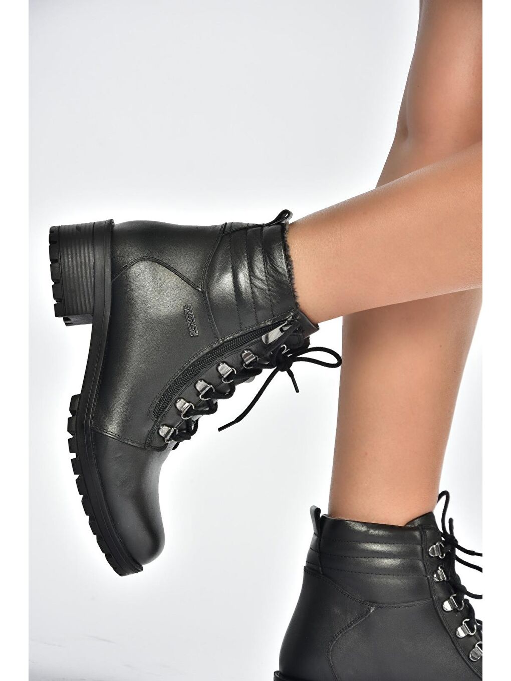 Siyah Kadın Bot V555085503-3