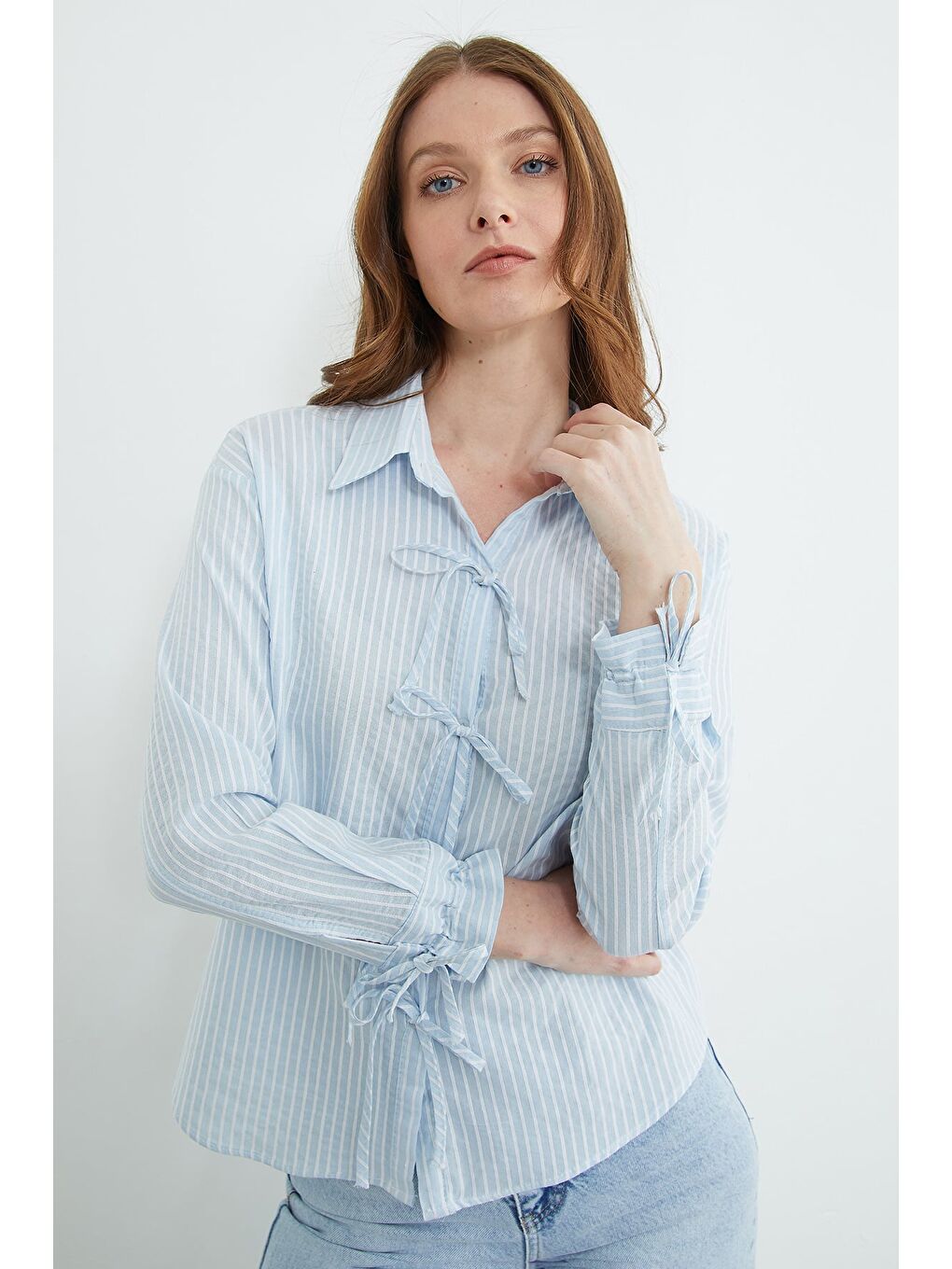 Mavi Çizgili Önü Ve Kolları Bağlama Detaylı Gömlek-4