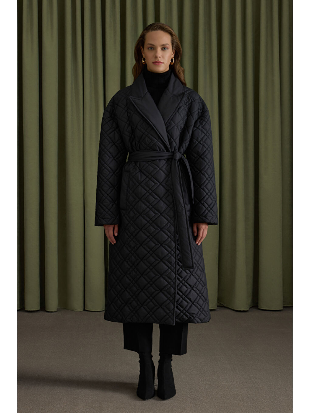 Siyah Seyyar Kuşaklı Kapitone Mont