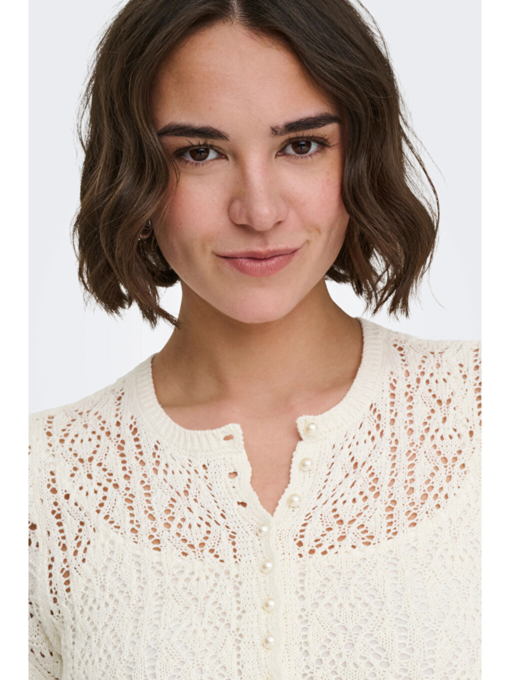 Ekru Onlelke Pamuklu Cropped Fit İnci Süslemeli Bisiklet Yaka Kadın Triko 15363050-4