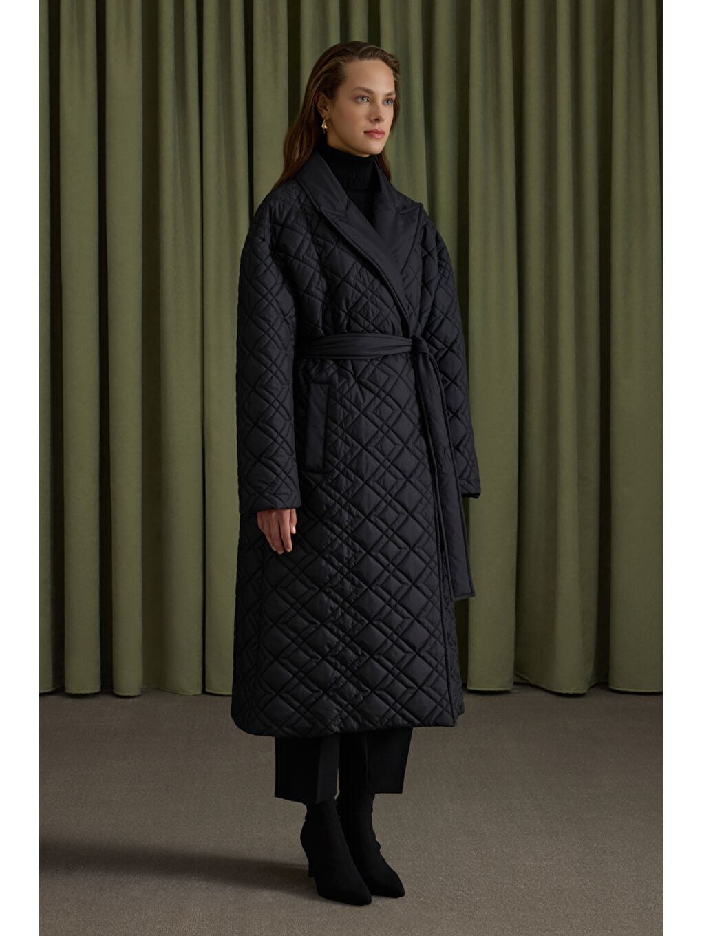 Siyah Seyyar Kuşaklı Kapitone Mont-1