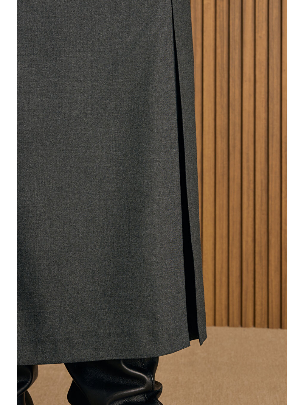 Siyah Önü Pilikaşe Yırtmaç Detaylı Etek-3