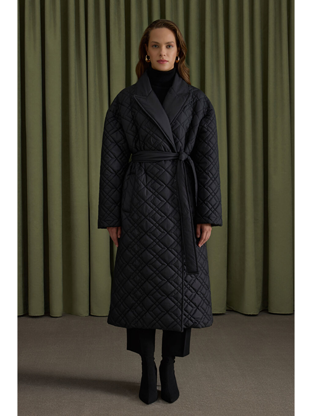 Siyah Seyyar Kuşaklı Kapitone Mont-2