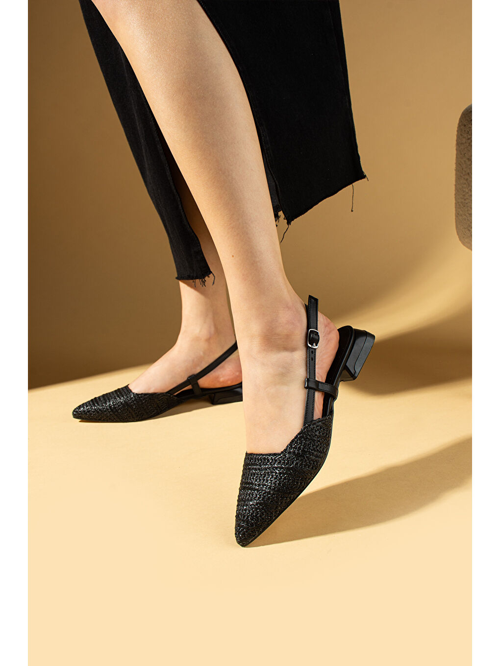 Siyah Sivri Burun Hasır Görünümlü Tokalı Rahat Kadın Babet Ayakkabı 018-667-25Hasır-1