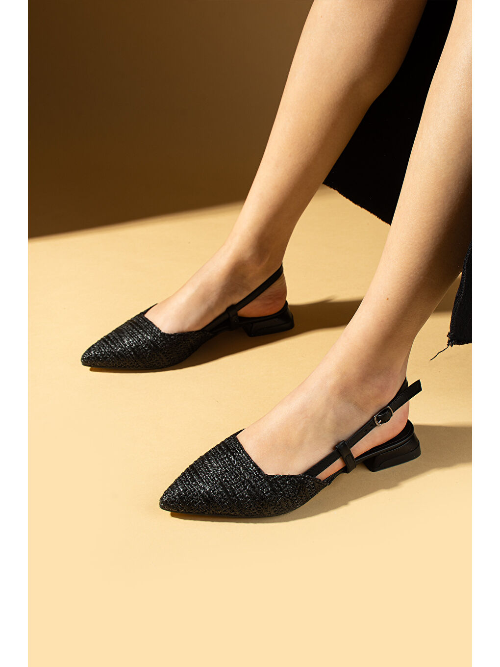 Siyah Sivri Burun Hasır Görünümlü Tokalı Rahat Kadın Babet Ayakkabı 018-667-25Hasır-2