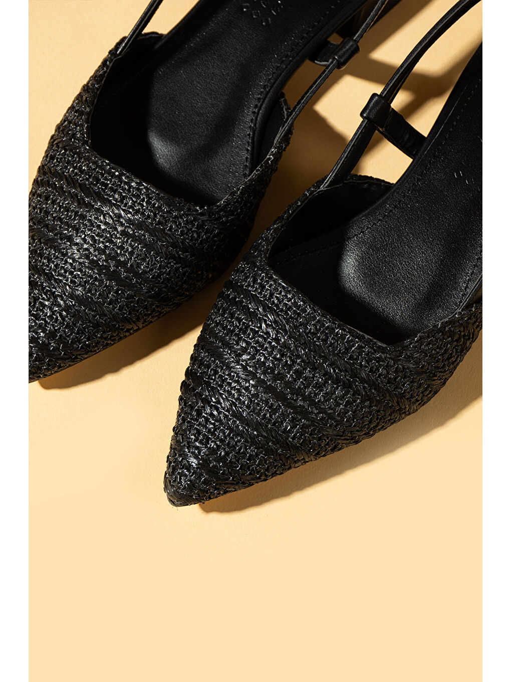 Siyah Sivri Burun Hasır Görünümlü Tokalı Rahat Kadın Babet Ayakkabı 018-667-25Hasır-3