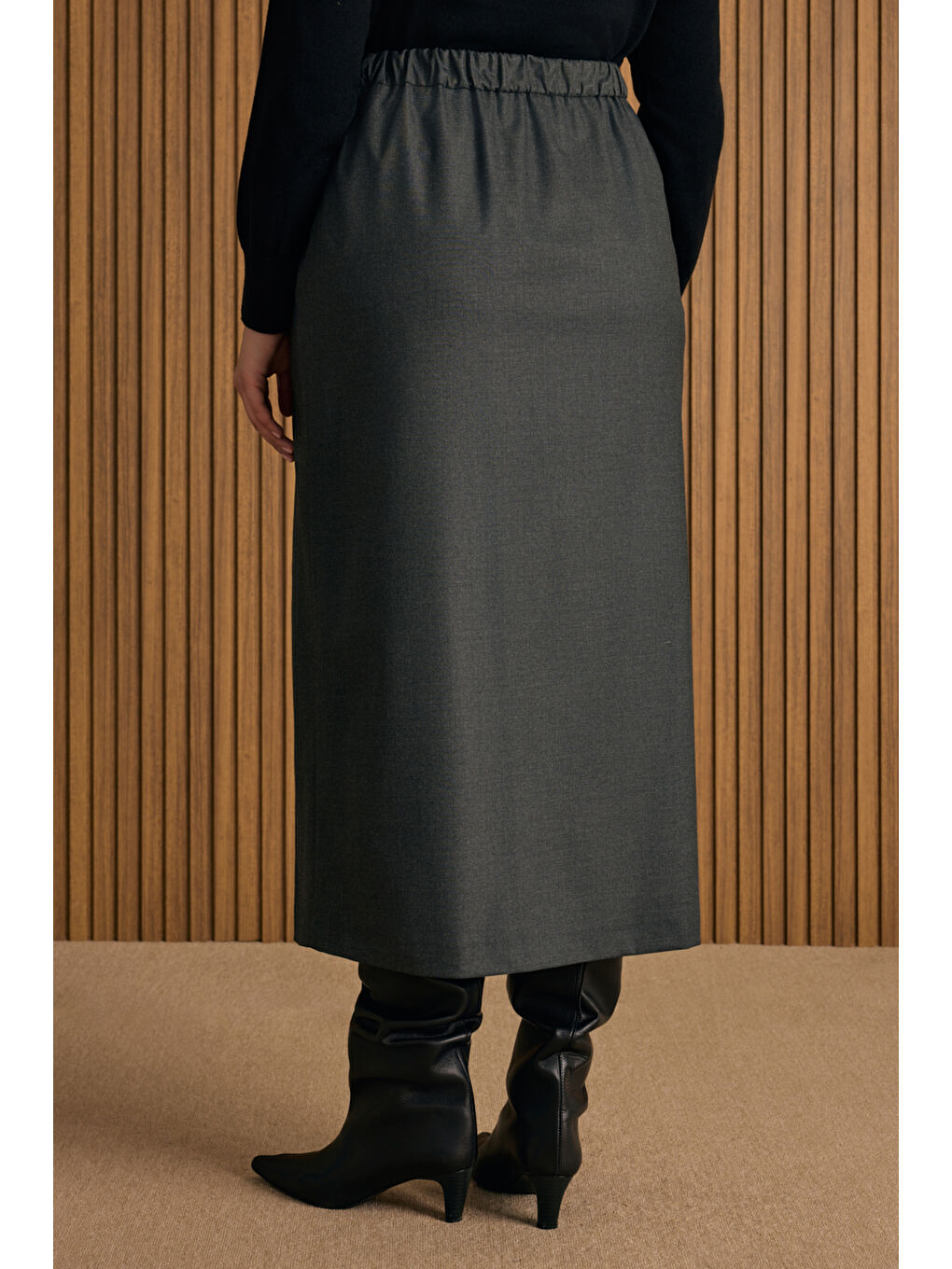 Siyah Önü Pilikaşe Yırtmaç Detaylı Etek-4