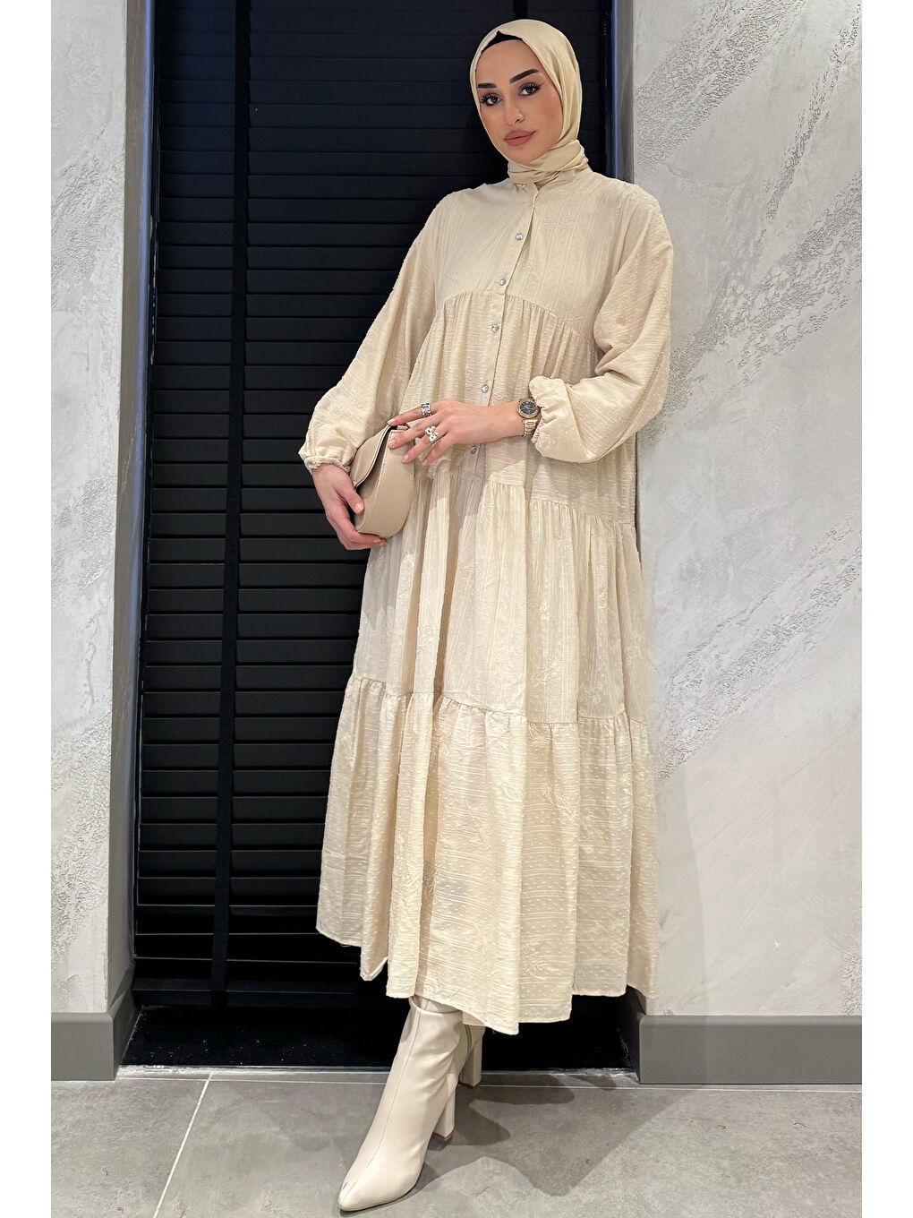 Bej Kadın Ön Düğmeli Bilek Lastikli Fırfırlı Tesettür Elbise