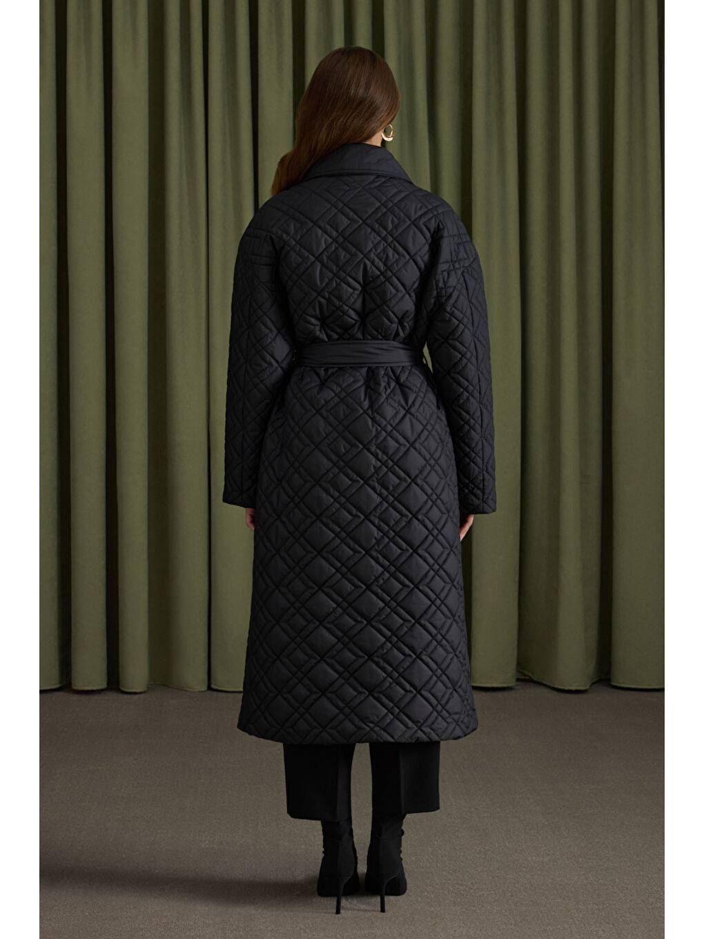 Siyah Seyyar Kuşaklı Kapitone Mont-4