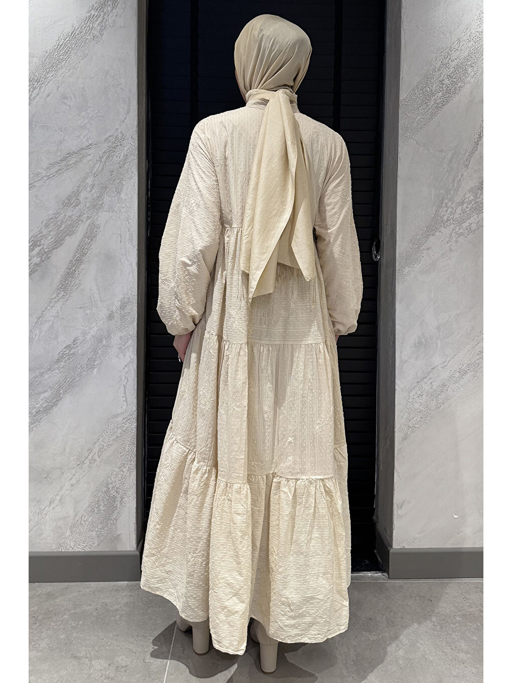 Bej Kadın Ön Düğmeli Bilek Lastikli Fırfırlı Tesettür Elbise-8