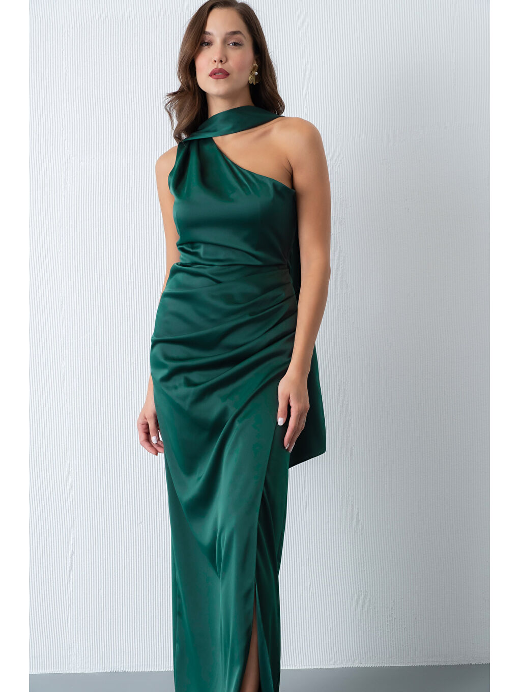 Kadın Zümrüt Yeşili Fular Yaka Yırtmaçlı Uzun Saten Abiye Elbise-1