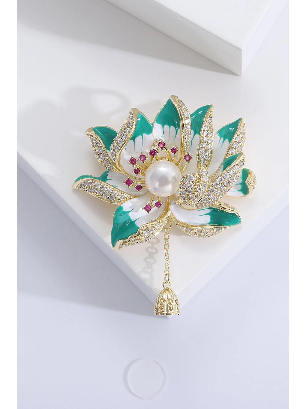 Sarı Zarif Taşlı ve Mineli Yaz Lotus Çiçeği Broş