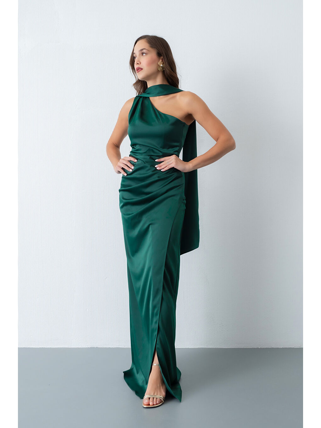 Kadın Zümrüt Yeşili Fular Yaka Yırtmaçlı Uzun Saten Abiye Elbise-2