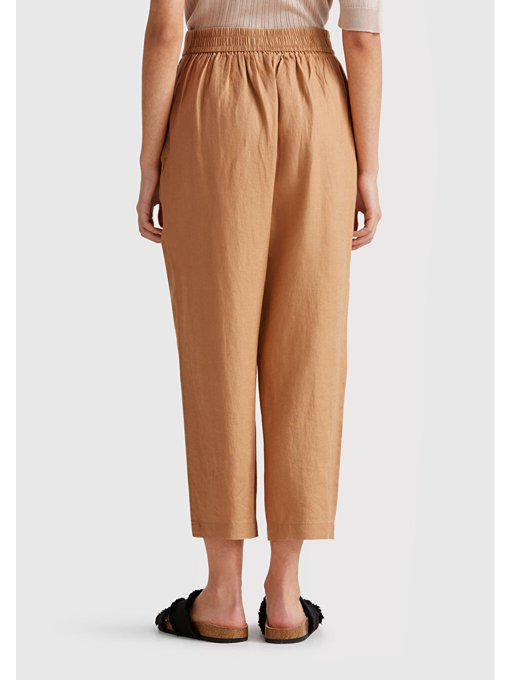 Kadın Bej %100 Keten Arka Beli Lastikli Paçası Dar Relax Fit Pantolon-2