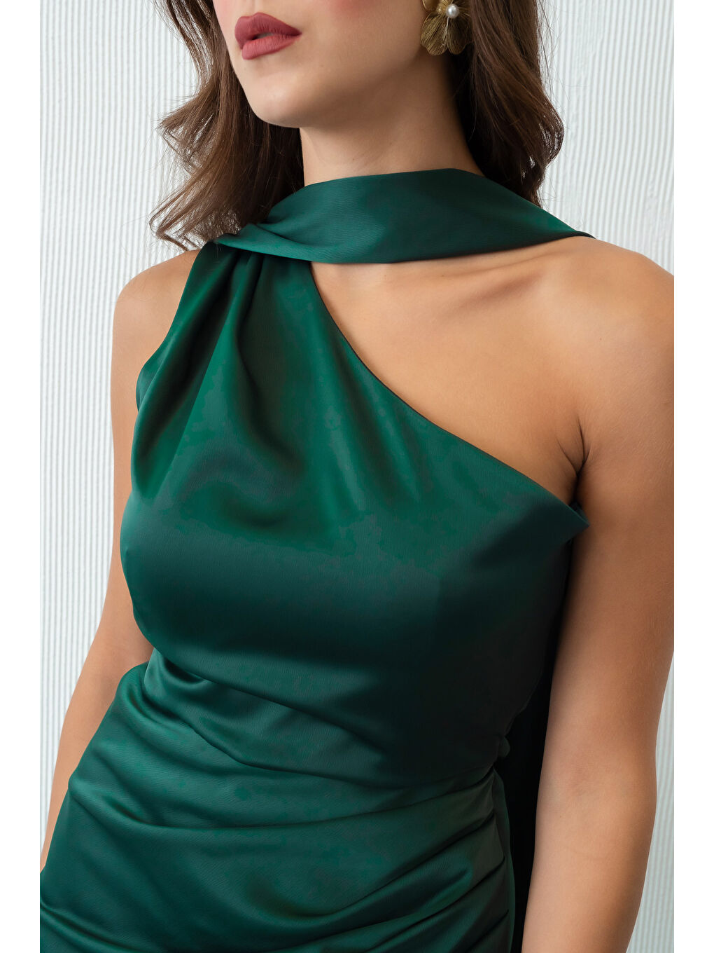 Kadın Zümrüt Yeşili Fular Yaka Yırtmaçlı Uzun Saten Abiye Elbise-3