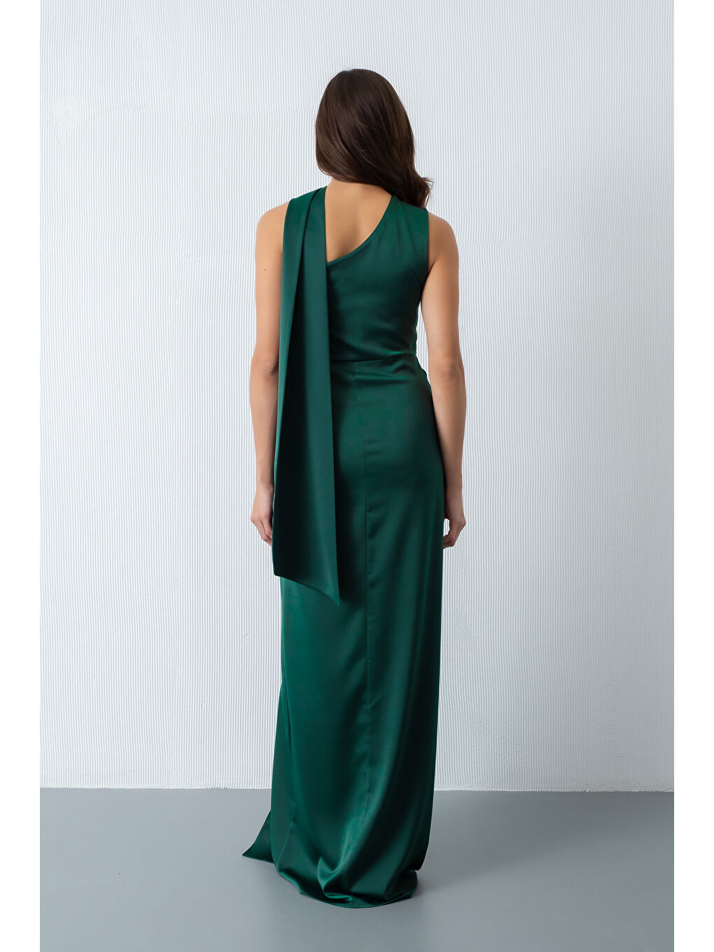 Kadın Zümrüt Yeşili Fular Yaka Yırtmaçlı Uzun Saten Abiye Elbise-4