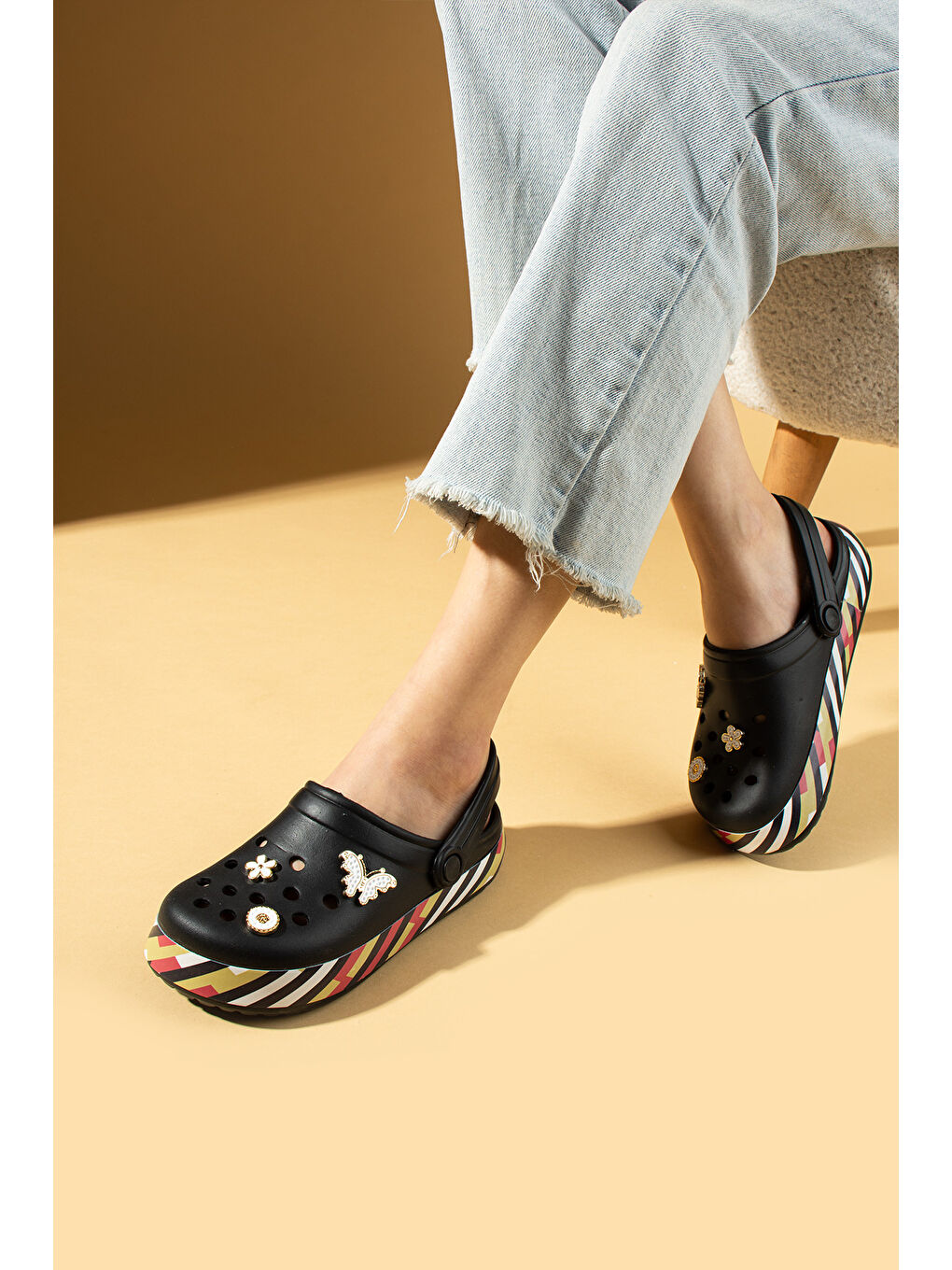 Siyah Şerit Desenli Rahat Eva Taban Tokalı Kadın Sandalet 011-18-25-1