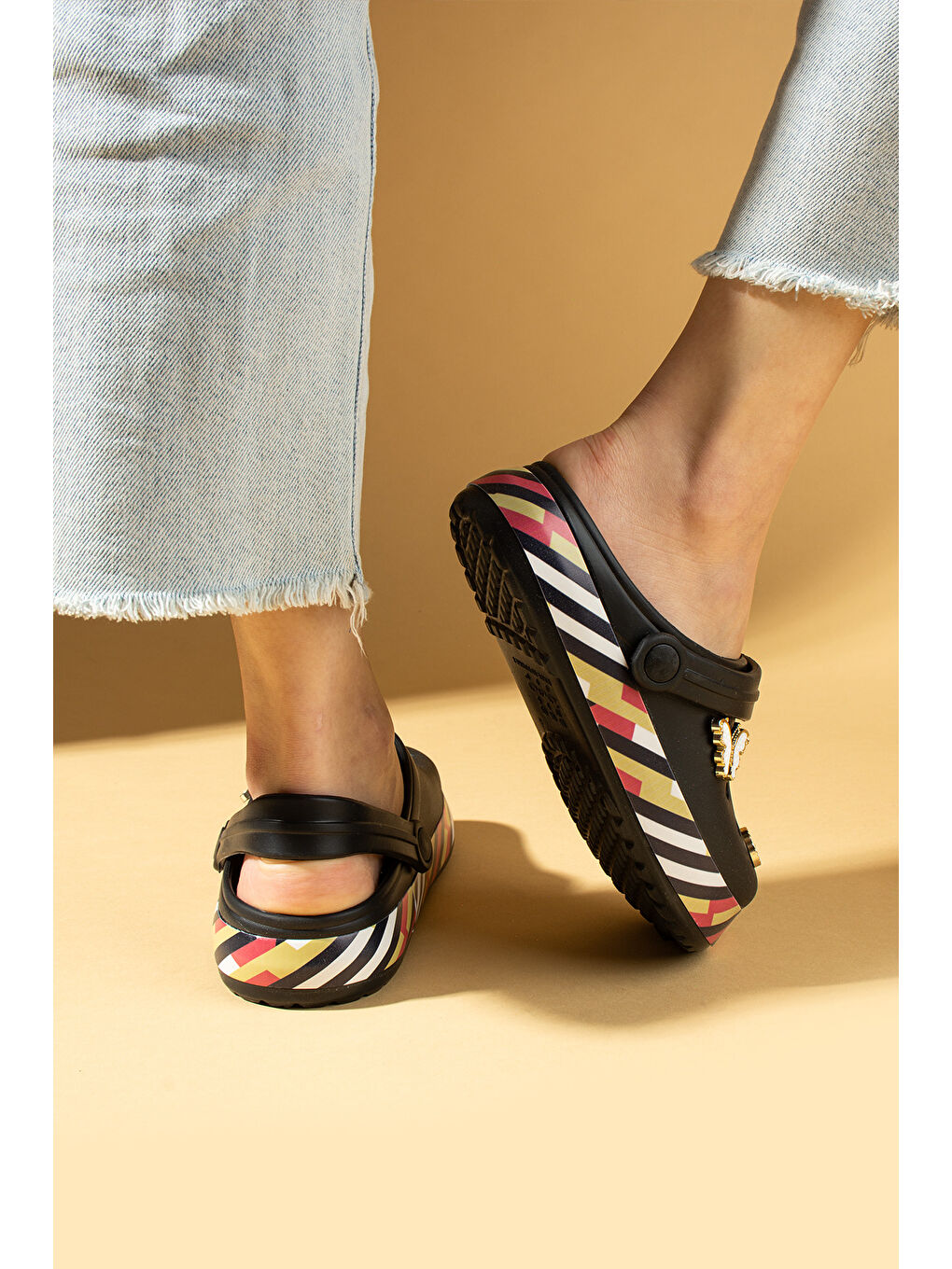 Siyah Şerit Desenli Rahat Eva Taban Tokalı Kadın Sandalet 011-18-25-2