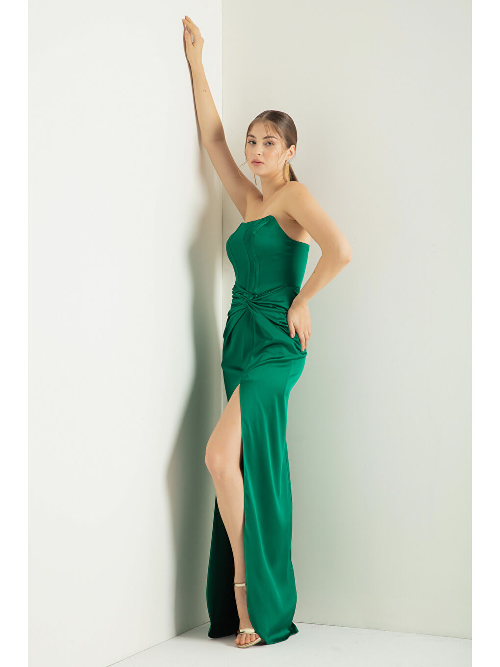 Kadın Zümrüt Yeşili Kruvaze Astarlı Dokuma Korse Detaylı Saten Uzun Abiye Elbise-1