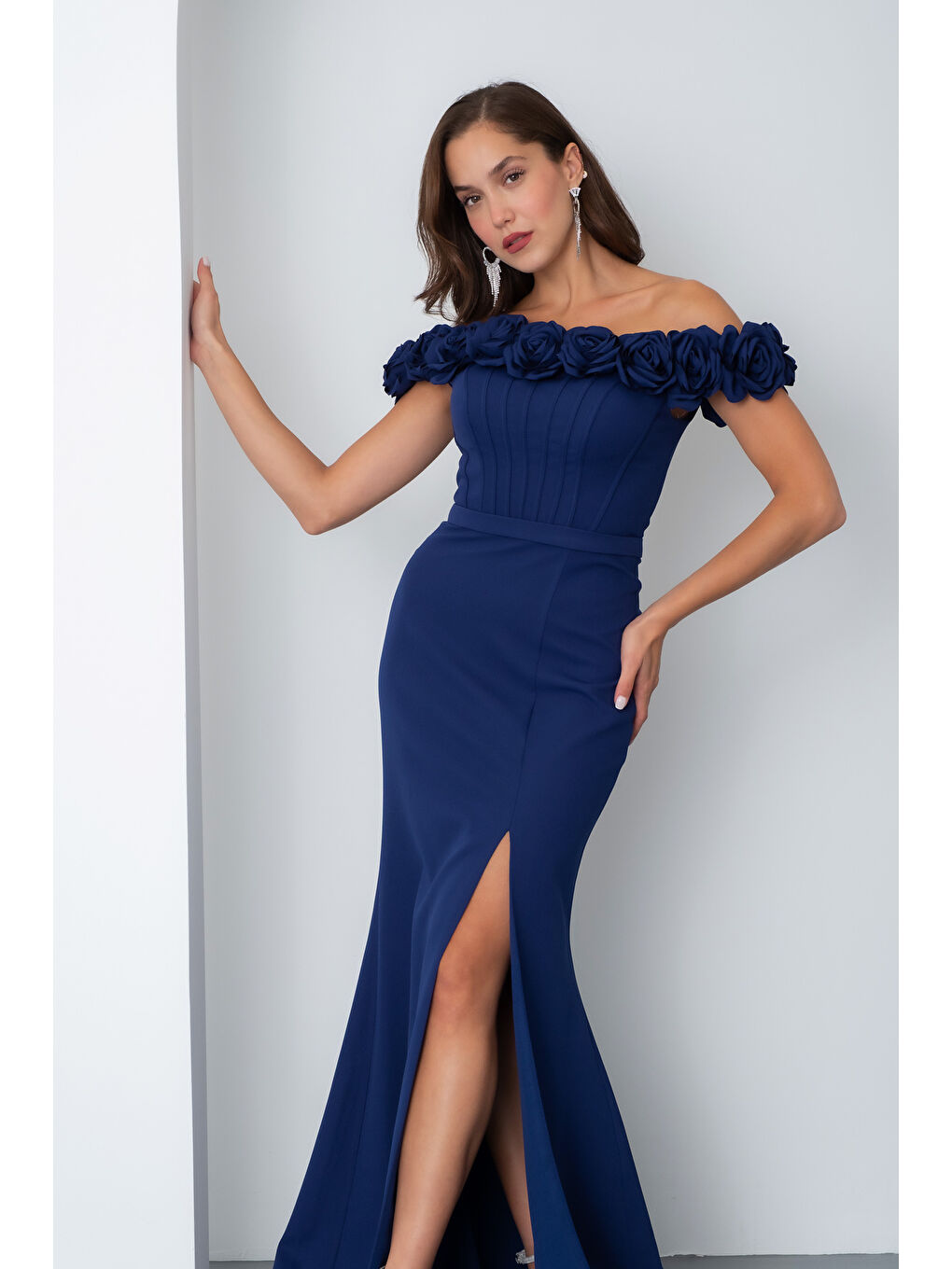 Kadın Lacivert Çiçek Detay Yırtmaçlı Uzun Abiye Elbise