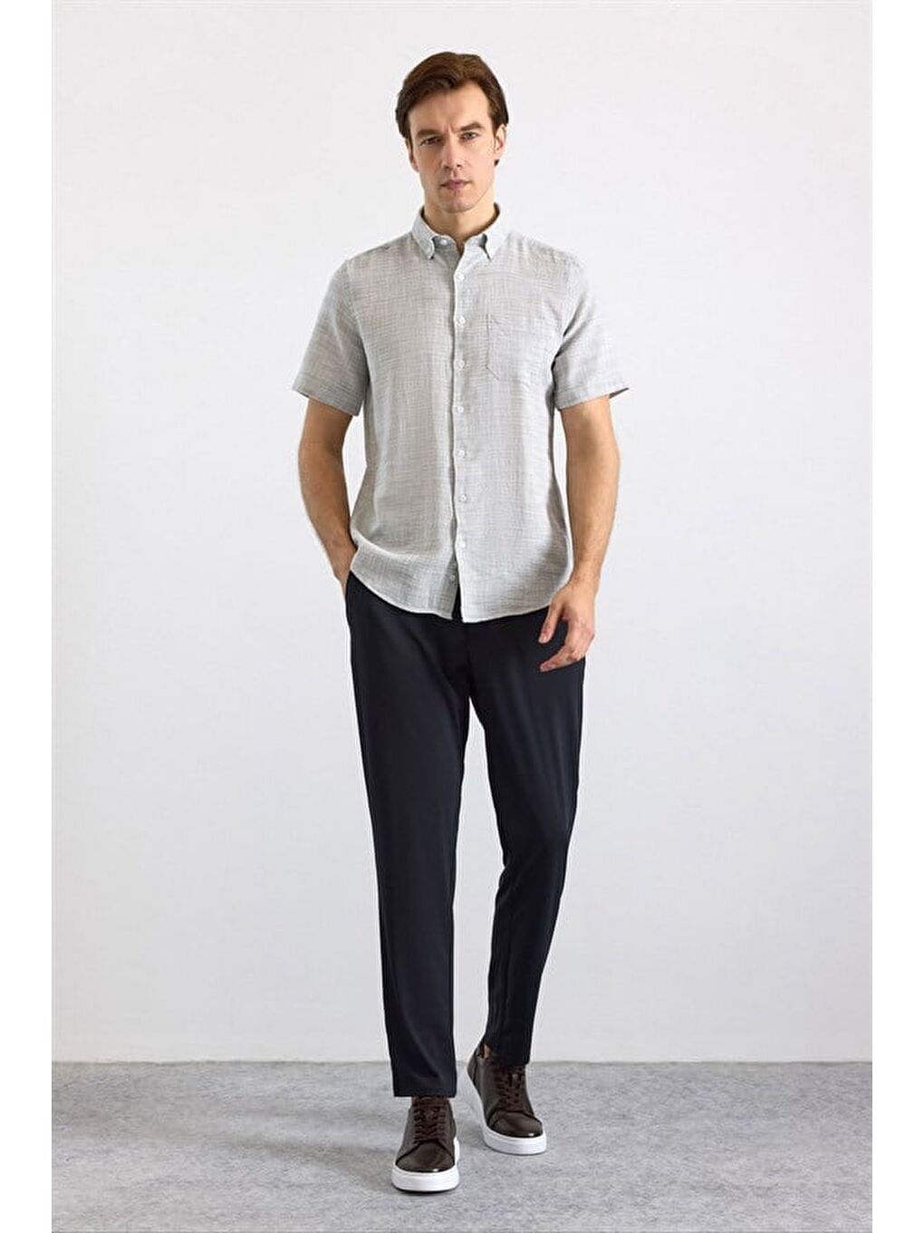 Haki Regular Düğmeli Yaka Düz Düz Kapaksız Cep Düğmeli Kısa Kollu Standart Casual Gömlek-3